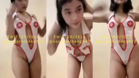 1 Si Kecil Nakal Ngangkang Dipenuhi Kontol Sampai Crott!