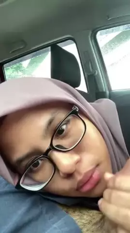 hijab cantik spong dimobil