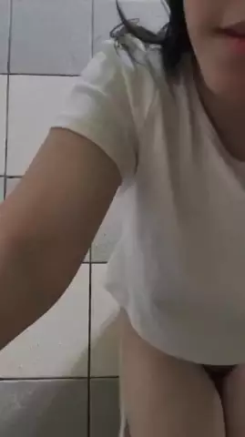 Laras Di Kamar Mandi