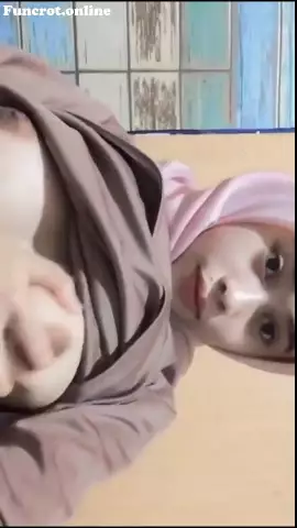 Hijab Pink Cantik Pamer Tubuh Mulus
