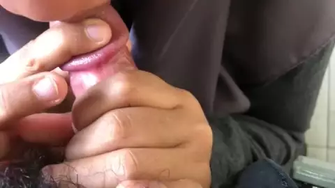 Di sepong temen berjilbab di kamar mandi