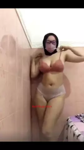 HIJAB HITAM KACAMATA PAMER BODY SEXY BUAT AYANG