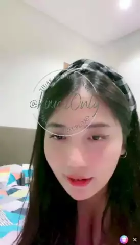 BABYGURL lepas lingerie merah eh masih ada BH hitamnya