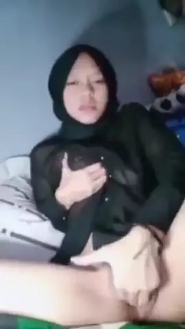 Hijab hitam suka selfservice
