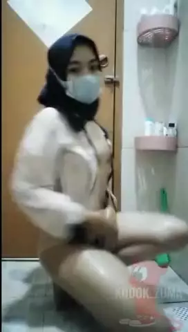 Abg hijabers tocil colmek dikamar mandi