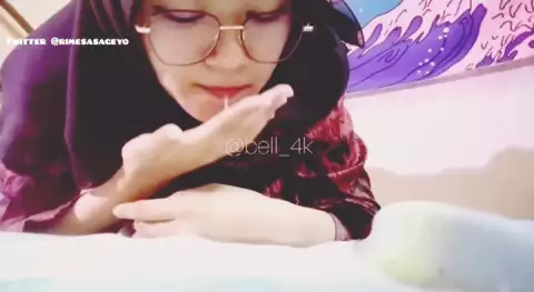 Mulutnya BELLA HIJAB sampai cr00tt gitu
