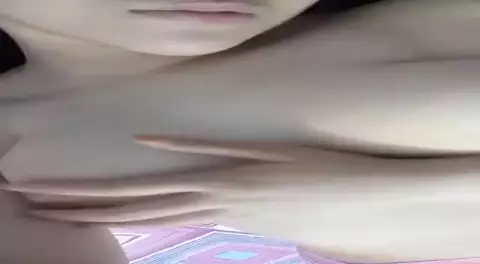 Laras cewek Bali lagi remas tokek 2