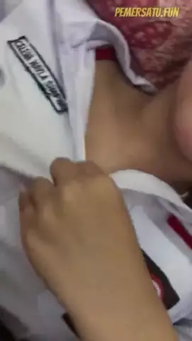 masih pakai seragam abg 18yo sepong kontol pacar part 2