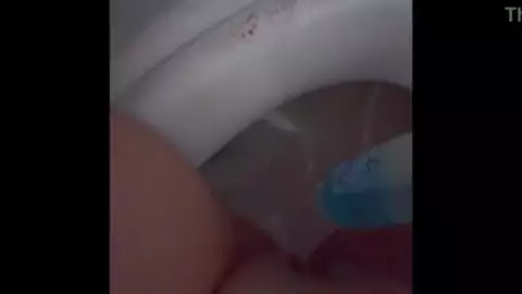 ¡Jovencita virgen de 18 años decide quitarse la virginidad USANDO UNA BOTELLA!