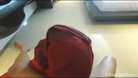Janda Binal Hijab Merah