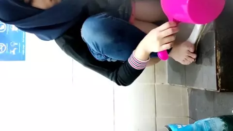 Ngintip Memek Basah Abg Kencing di Indomaret! (Part 1)