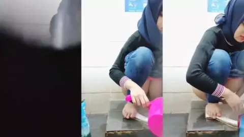 Nongol Memek Basah di WC Umum!