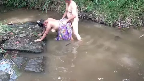 Pasutri Main Disungai