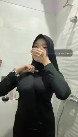 hijab hitam basah