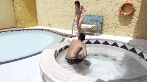 FOLLANDO CON LA PETITE HIJASTRA EN LA PISCINA QUE RICO LO MUEVE ESTA FLACA SEXY