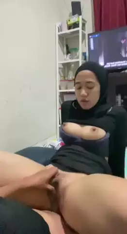 Jilbab cantik ngangkang keenakan
