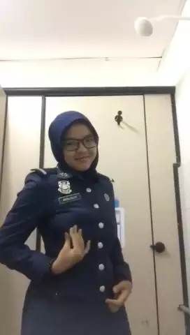 2 arina razif Twittergaby amoy