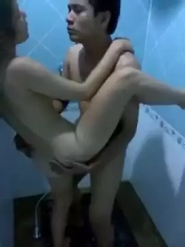 Rekaman Pasutri Ngewe Di WC Pake Gaya Keren
