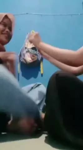 Dua hijab main pegang tetek